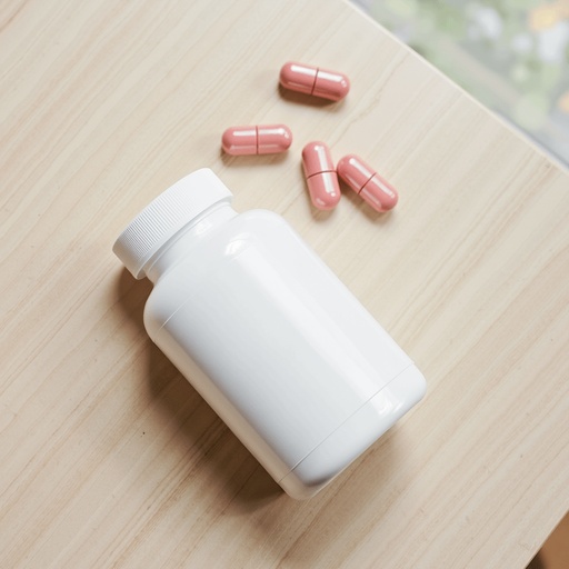 나무 테이블과 창문 - 무료 다운로드 가능한 실내