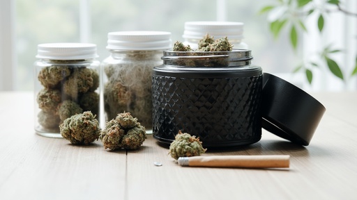 Wooden table with natural light - 무료 다운로드 가능한 Indoor