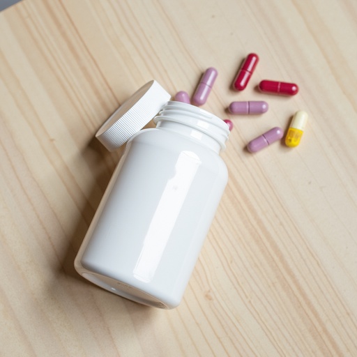 광택 있는 나무 테이블 - 무료 다운로드 가능한 가구