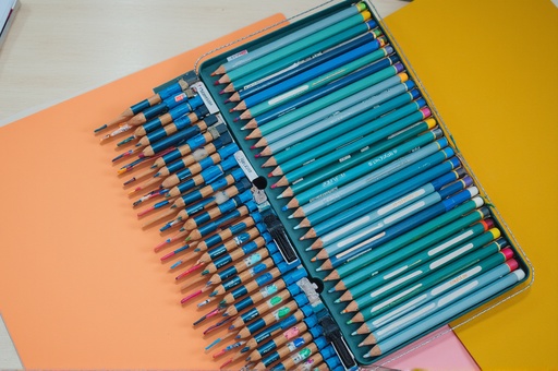 木製テーブルとアート用品 - 무료 다운로드 가능한 屋内