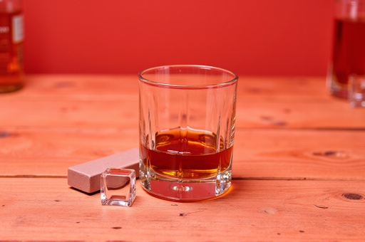 Wooden bar and blurred whiskey bottles - 무료 다운로드 가능한 Bar